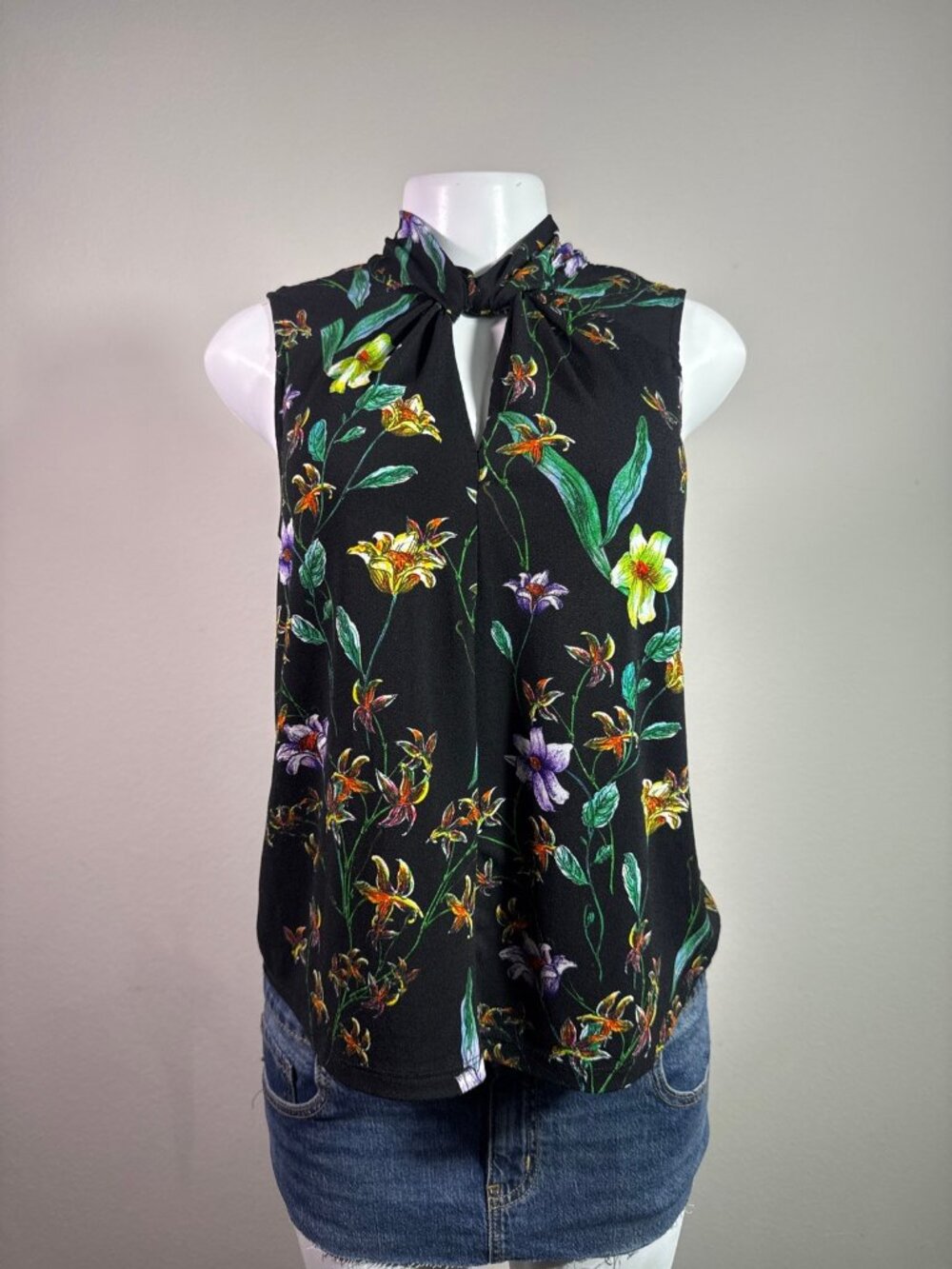 H&M Black Floral High Neck Sleeveless Blouse – Women's Used Clothing